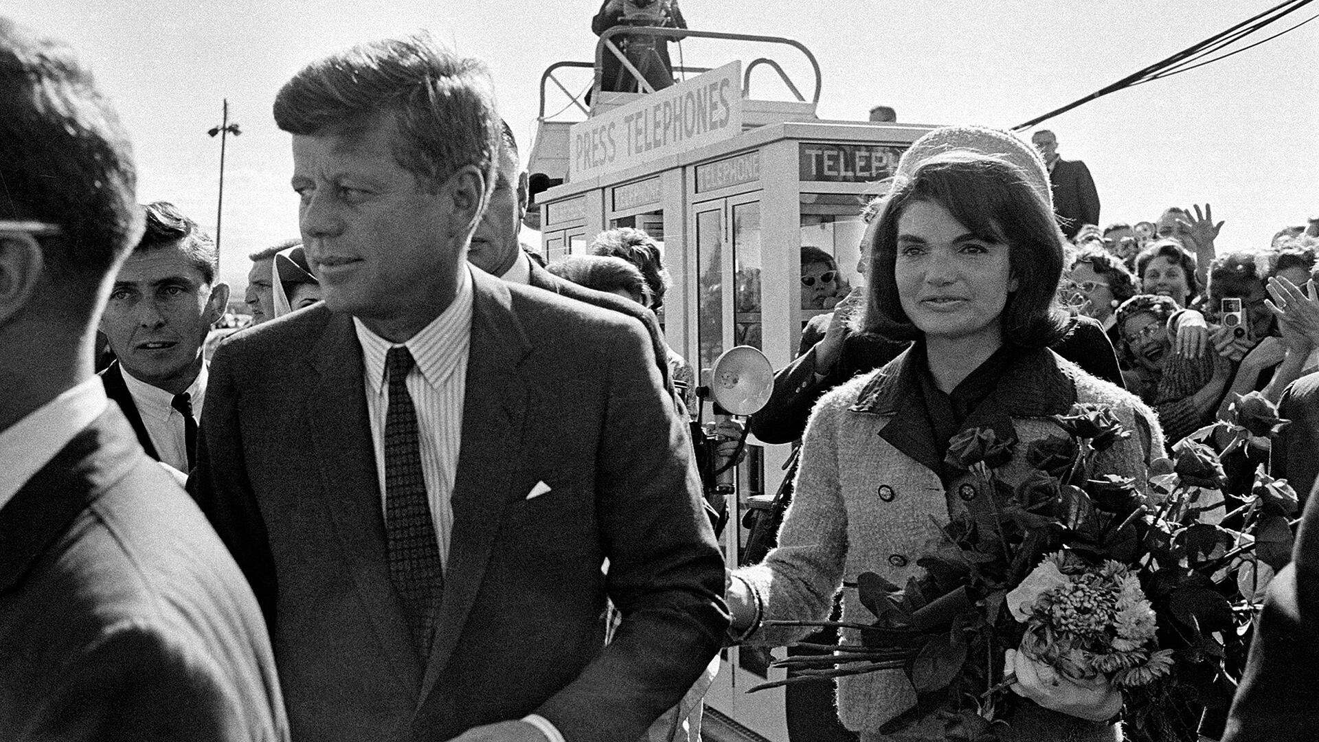 La entonces Primera Dama de los Estados Unidos se negó a quitarse su vestido manchado tras el asesinato de su esposo, el presidente John F. Kennedy (AP Photo)