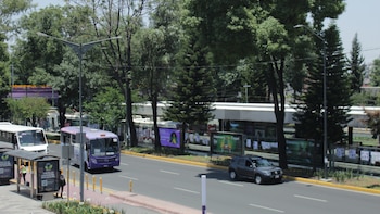 Aspectos a las afueras de la estación Estadio Azteca del Tren Ligero. (Crédito: Jaqueline Viedma/Infobae México)
