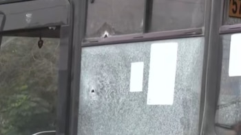 El conductor resultó herido durante la agresión y fue trasladado al Hospital Luis Negreiros Vega para recibir atención médica - Créditos: Captura de pantalla de Panamericana TV.