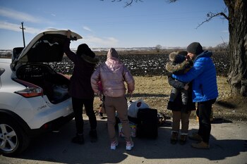 Gente que abandona Ucrania (REUTERS/Clodagh
