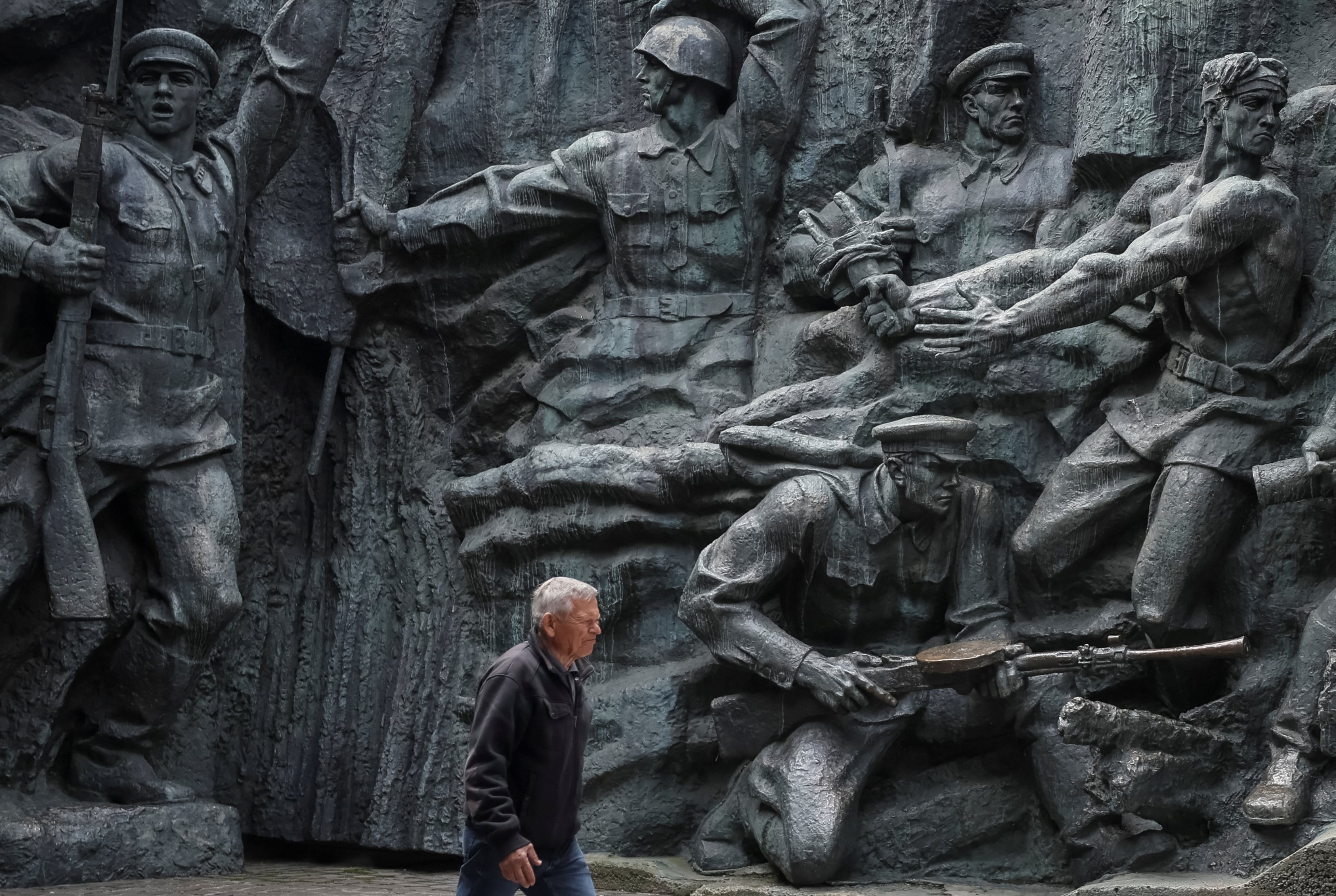 Un hombre pasa junto a un bajorrelieve soviético en el museo, dañado en el ataque que dejó a cientos de miles sin calefacción (REUTERS/Gleb Garanich)