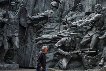 Un hombre pasa junto a