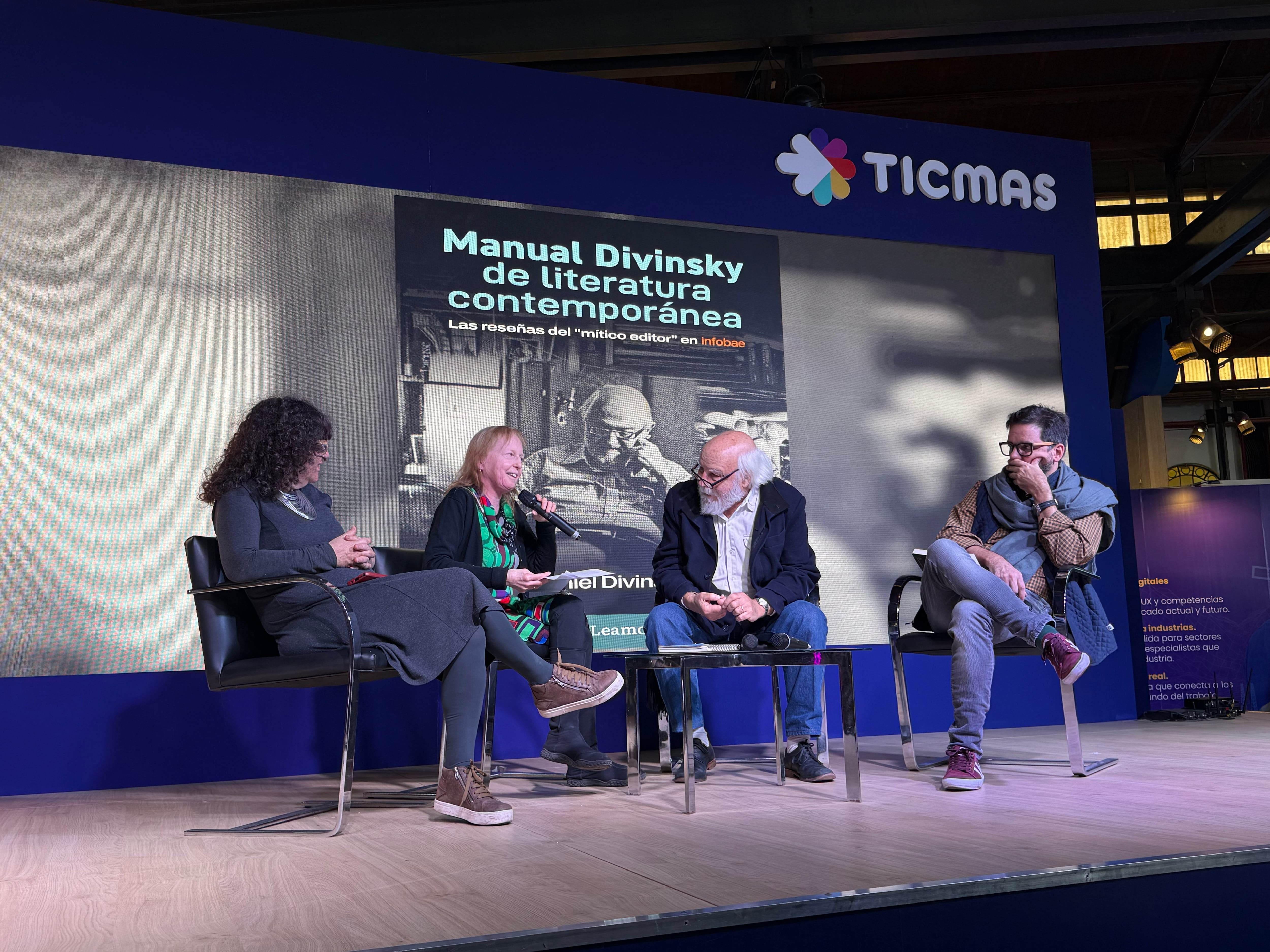 Patricia Kolesnicov, Judith Gociol, Juan Sasturain y Patricio Zunini en un homenaje a Daniel Divinksy en la Feria del Libro