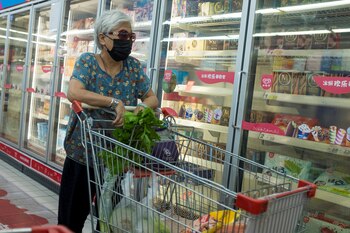 Una cliente compra productos congelados en Beijing (Reuters)