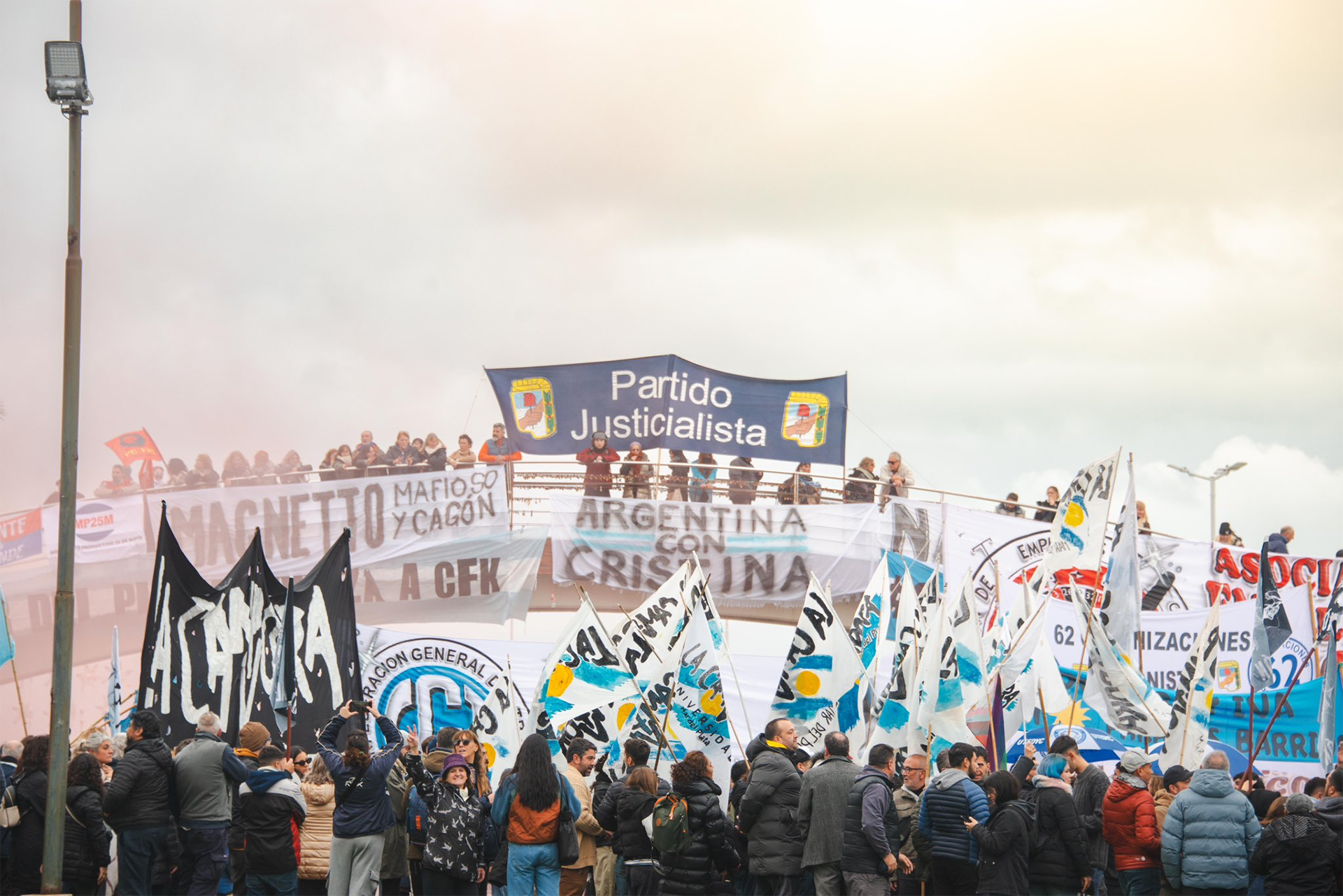 Manifestación de militantes peronistas y de sindicatos en la zona de Punta Iglesias, Mar del Plata