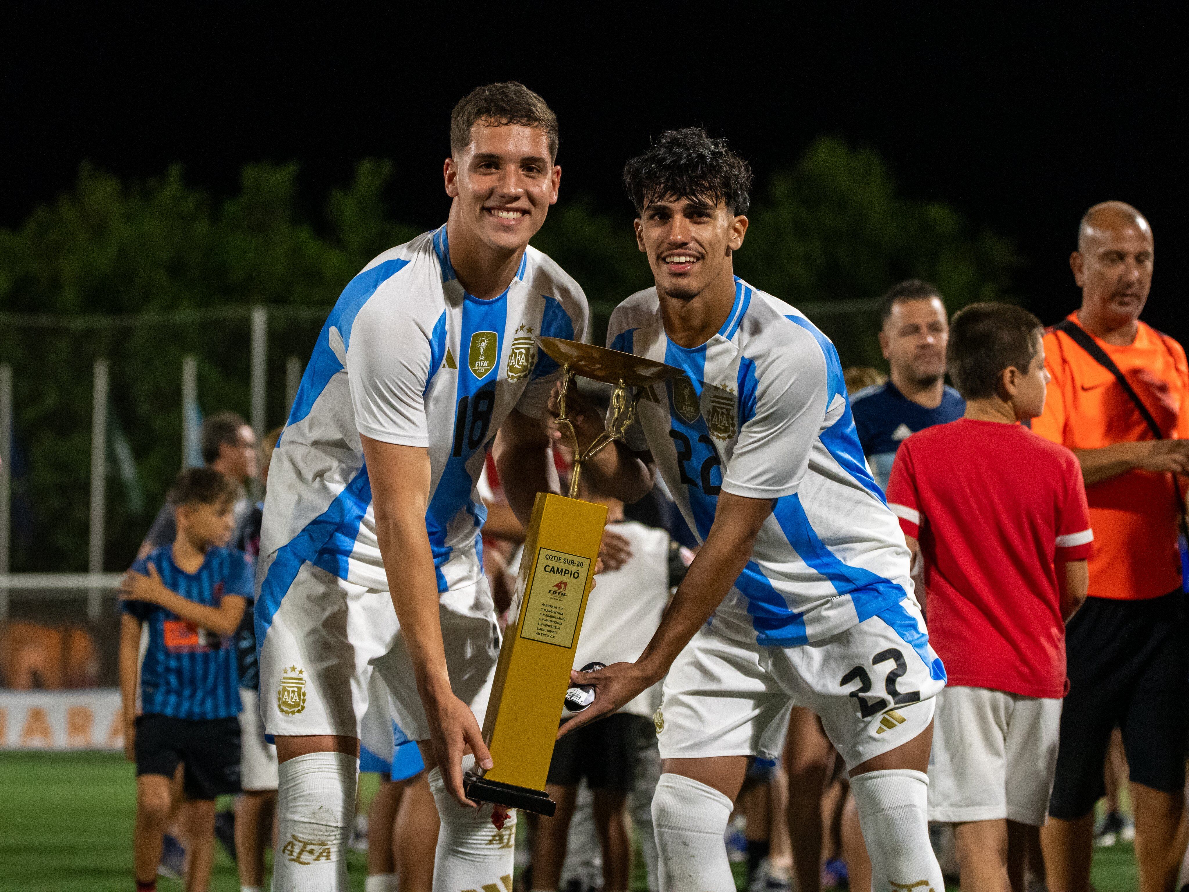 Can Armando Güner (n°22) con la copa del torneo L'Alcúdia. El alemán, hijo de madre argentina representará a la Albiceleste en el Mundial de Qatar Sub 17