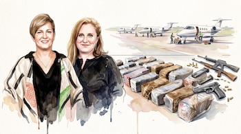 Una ilustración al estilo acuarela presenta a dos mujeres junto a paquetes rectangulares, armas de fuego y tres aviones privados en una pista.