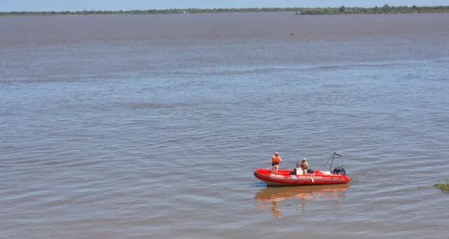 Familiares y vecinos esperan novedades mientras continúa la búsqueda en la costa del río Paraná (Fotos: La Capital)