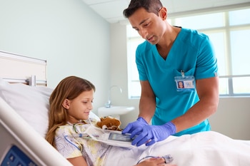 13/10/2026 Philips lanza una nueva plataforma de vigilancia cardiaca móvil que mejora la gestión de alarmas.
Royal Philips ha anunciado la incorporación de una innovadora plataforma de telemetría diseñada para facilitar la monitorización cardíaca continua y ayudar a los profesionales sanitarios a gestionar las alarmas y los exigentes flujos de trabajo clínicos.
SALUD
PHILIPS L