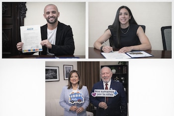 Un hombre sujeta un documento, una mujer firma un documento, y otra mujer y un hombre mayor sostienen carteles.