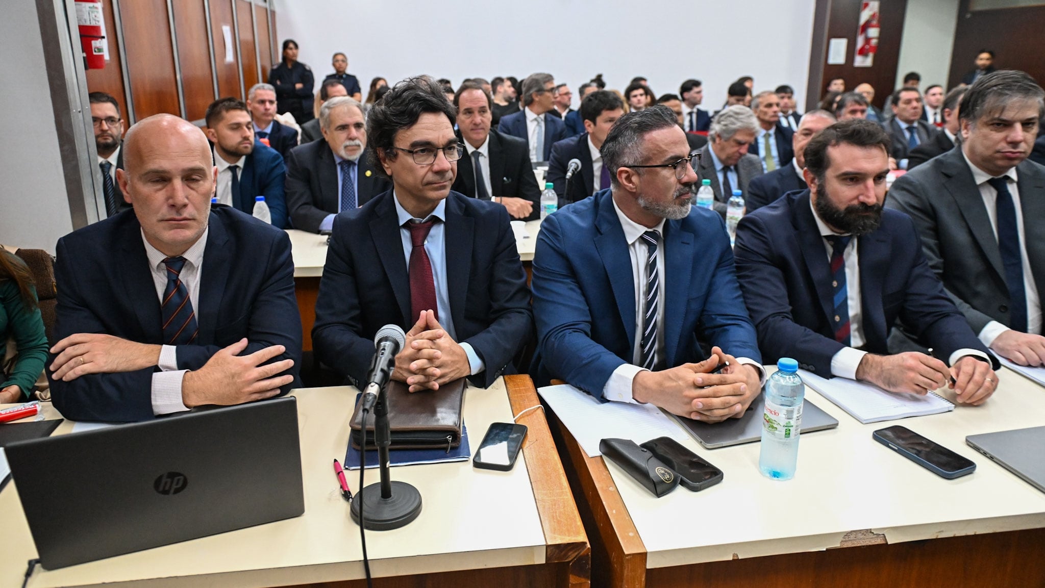 Vadim Mischanchuk (de anteojos a la izquierda), el abogado de Agustina Cosachov y Francisco Oneto (a la derecha, de barba), el abogado de Leopoldo Luque (Adrián Escandar)