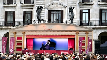 Lleno en la Porticada para presenciar el concierto lírico de la Carroza del Teatro Real