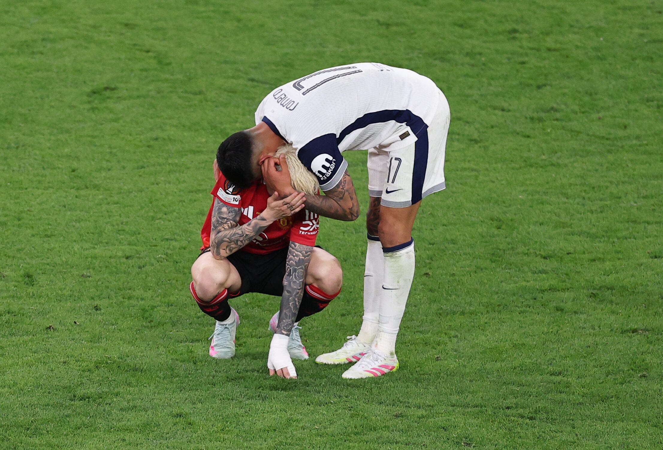 El Cuti fue a consolar a Garnacho