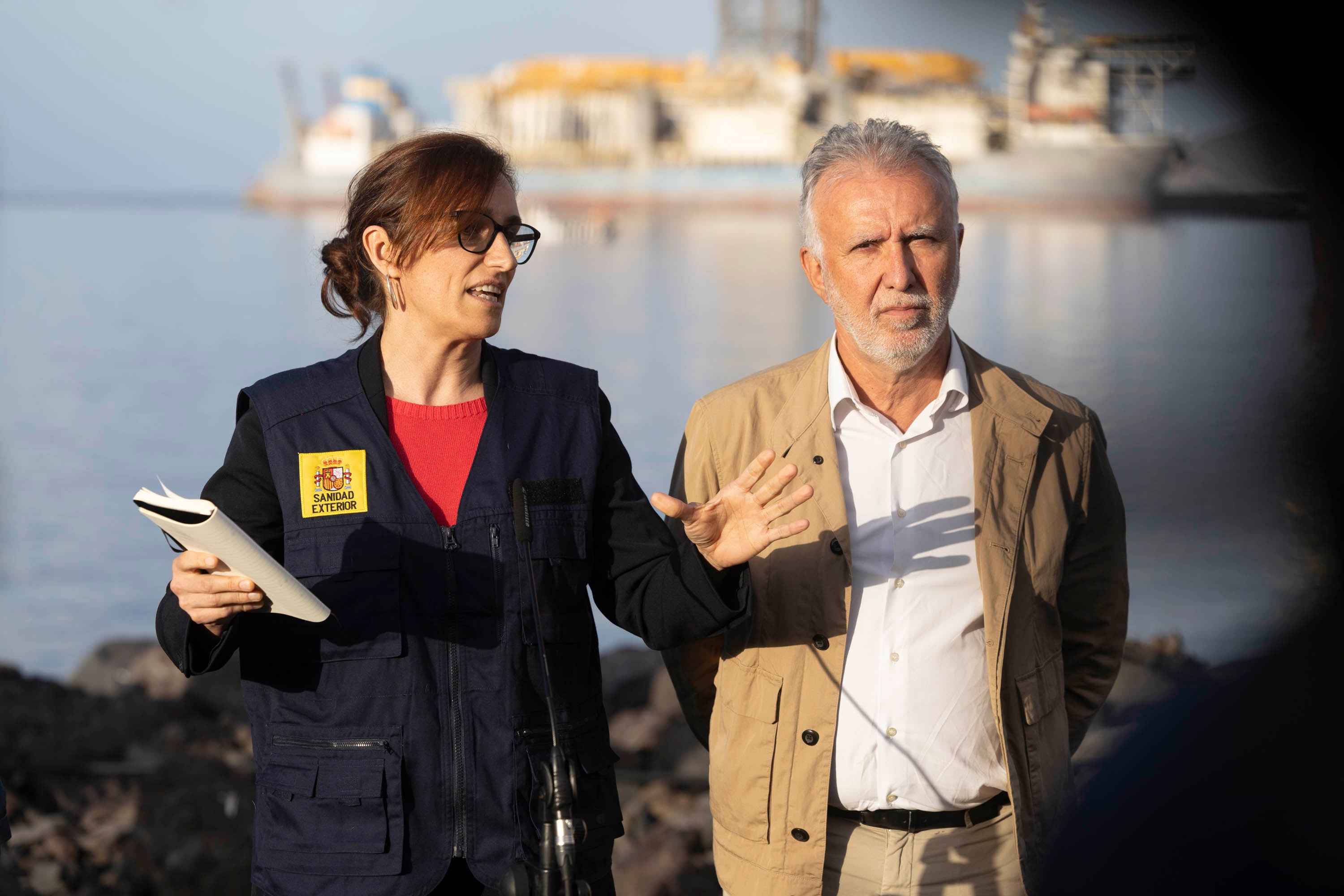 Los ministros de Sanidad, Mónica García (i), y Política Territorial, Ángel Víctor Torres (d), han informado este domingo en el puerto de Granadilla de Abona. (EFE/Miguel Barreto)