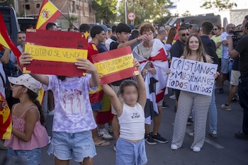 28/08/2026 Varias personas durante una manifestación para protestar por la situación provocada por su llegada masiva, a 27 de agosto de 2026, en Ceuta (España). Los manifestantes han tratado de impedir el acceso de los voluntarios de Cruz Roja que reparten bolsas de comida a los migrantes en la playa del Trampolín y han provocado disturbios en la playa de Benítez de Cueta, que se han saldado con cargas policiales, tras introducirse en los asentamientos de migrantes que pernoctan en la zona y causar destrozos, incluido la quema de enseres.
POLITICA
Marcos Moreno - Europa Press
