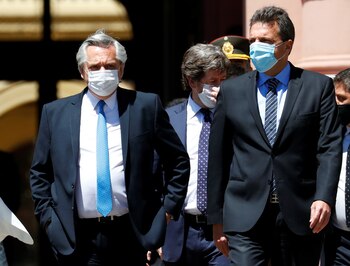 Alberto Fernandez camina junto a