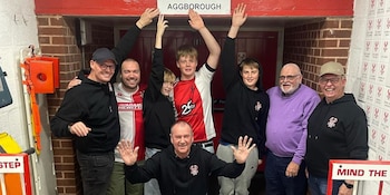 Los hinchas noruegos del Kidderminster Harriers construyeron el "Ålesund Aggborough", una réplica de la tribuna norte del Aggborough Stadium en el sótano de una fábrica (Instagram/@harriersofnorway)