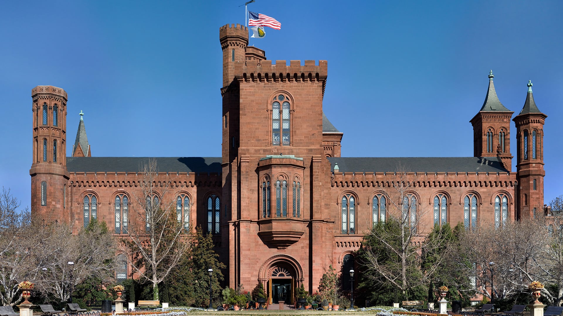 El Instituto Smithsonian aprobó que el Arts and Industries Building sea la sede permanente del Museo Nacional del Latino Estadounidense en Washington. (Wikipedia)