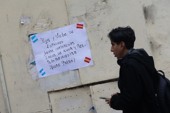 Cartel en la fachada del Consulado de España en Buenos Aires. (Matías Baglietto / Europa Press)