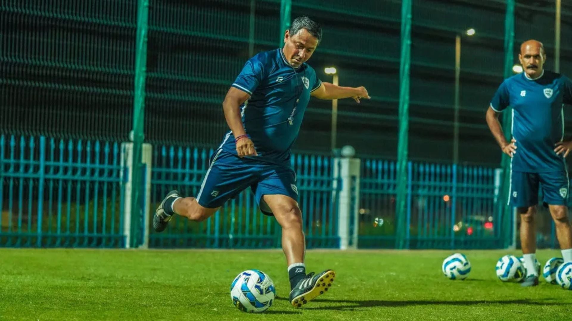 Nolberto Solano presumiendo su golpeo de balón en Lahore. - Crédito: Pakistan Football Federation