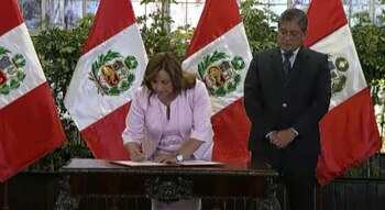 Dina Boluarte firma ley de