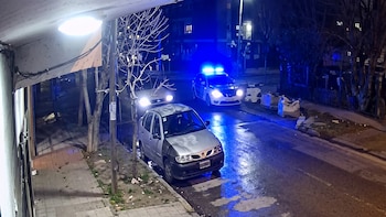 La Matanza: dos delincuentes escapaban en una moto robada, chocaron contra un patrullero y uno murió atropellado por otro móvil
