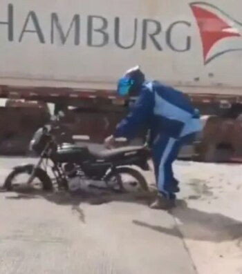 Usuarios grabaron el momento en el que el motociclista queda atrapado en el cemento de una obra de TransMilenio - crédito Captura de video