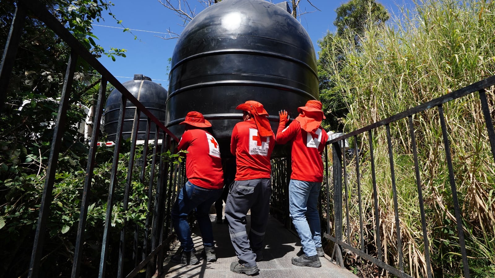 La estrategia busca adelantarse a sequías y aguaceros intensos con medidas preventivas. Tanques, apoyo en medios de vida y coordinación local marcan el despliegue. Los umbrales técnicos definen cuándo se enciende el protocolo (Foto cortesía CRS)