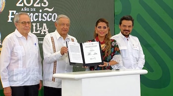 AMLO junto a la gobernadora