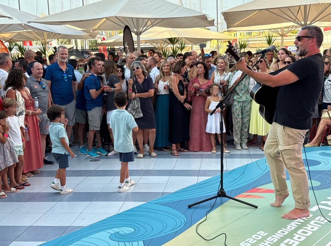 El rey Felipe VI durante el concierto de Jaime Anglada en Palma de Mallorca (Raúl Terrel / Europa Press)