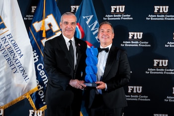 Luis Abinader recibe galardón en el Adam Smith Center de FIU