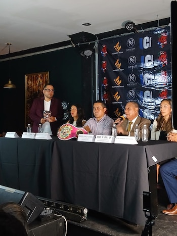 Erika “La Dinamita” Cruz e Isis “La Emperatriz” Vargas se vieron las caras por primera vez rumbo a la pelea que sostendrán el próximo 29 de octubre (César Márquez | Jesús Beltrán - Infobae México)