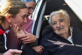 Mujica saluda a una simpatizante tras votar en Montevideo (REUTERS/Martin Varela Umpierrez)