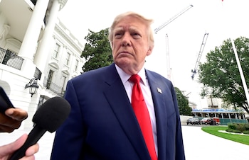 Donald Trump aseguró que podría revisar el arancel del 12,5% aplicado a productos colombianos, aunque no confirmó si lo eliminará -crédito EFE/EPA/RON SACHS / POOL