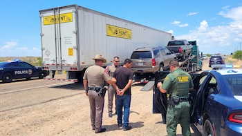 Arrestan a un nicaragüense en Texas por transportar vehículos robados hacia la frontera de México