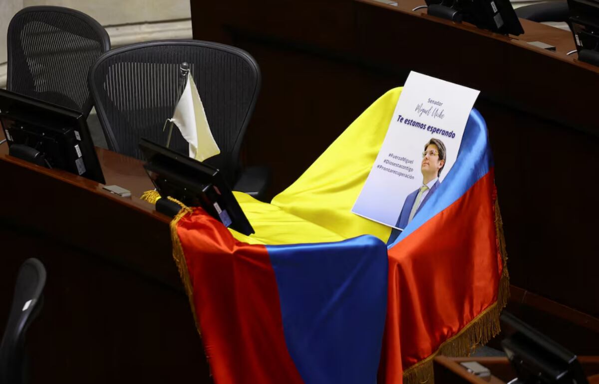 El senador Miguel Uribe decidió fraccionar su esquema de protección para que algunos escoltas cuidaran de su familia - crédito Reuters