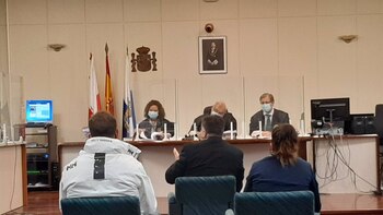 Reducen a dos años y