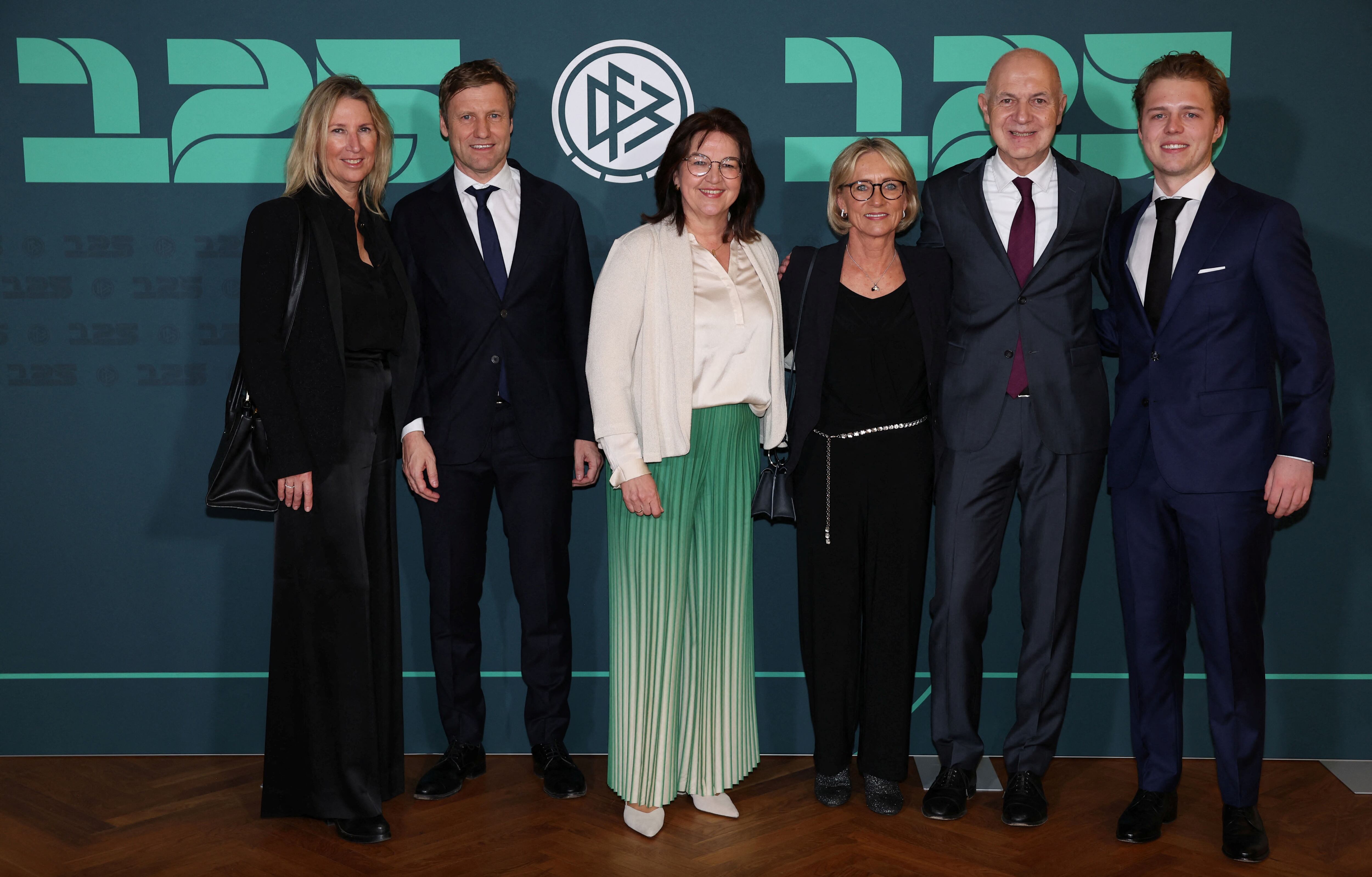 Heidi, última esposa de Franz Beckenbauer, junto a su hijo y autoridades de la federación alemana (REUTERS/Maja Hitij)