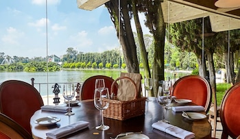 El restaurante tiene bonito paisaje.