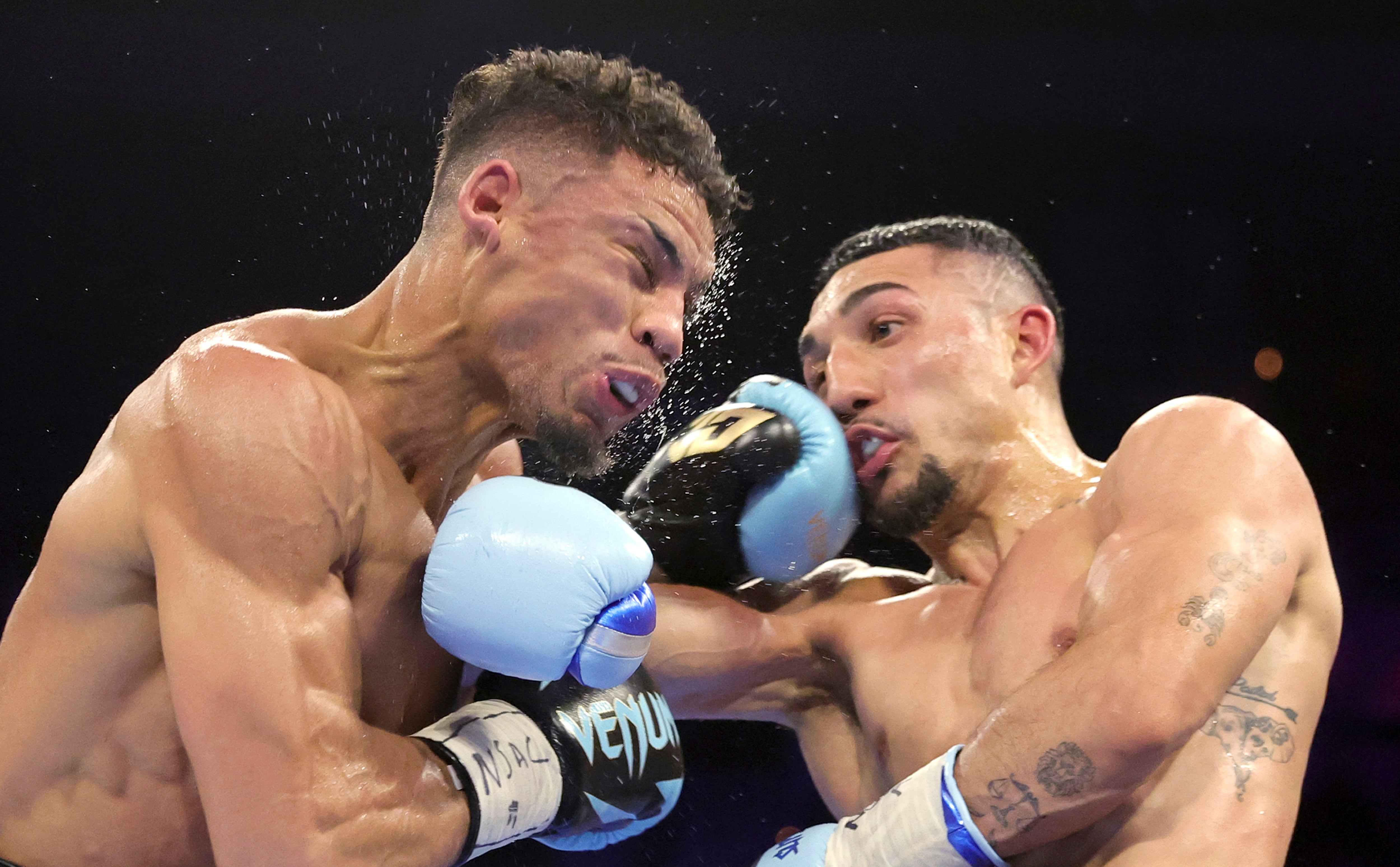 Teófimo López asesta un golpe sobre Jamaine Ortiz, en una pelea por el cetro de los superligeros de la OMB, el jueves 8 de febrero de 2024 en Las Vegas (Steve Marcus/Las Vegas Sun via AP)