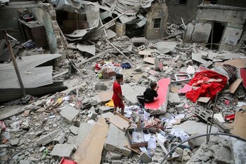 Niños palestinos inspeccionan el lugar