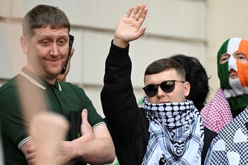 Mo Chara enfrentou acusações de terrorismo no Reino Unido depois de aparecer com uma bandeira do Hezbollah em Londres, mas o processo judicial foi anulado e um recurso foi rejeitado em 2026. Durante este processo, muitas das suas aparições públicas foram feitas vestidas.