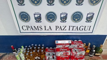 Las autoridades hallan licor, drogas y tecnología ilegal tras intervención en Itagüí - crédito API