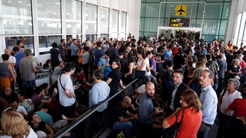 Una multitud en el aeropuerto