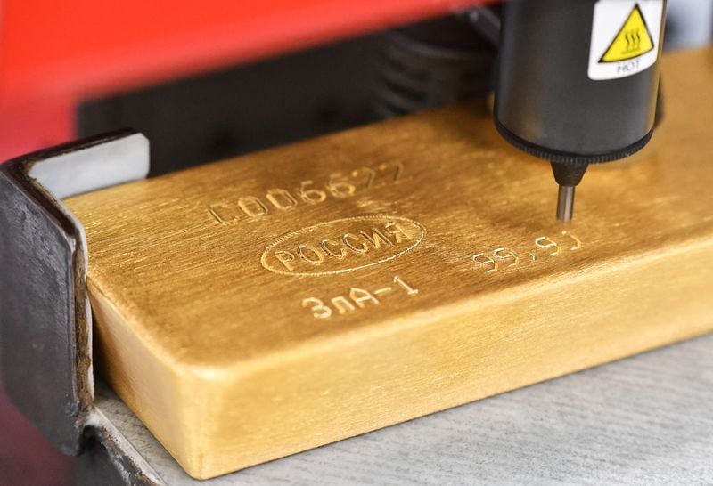 Los lingotes de oro tienen que ser marcados con los kilates, el peso y una señal que garantice la pureza del producto (REUTERS/Alexander Manzyuk/Archivo)