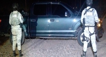 Elementos de la Guardia Nacional aseguraron una camioneta abandonada con armas largas, municiones y equipo táctico en Sinaloa. (SSPC)