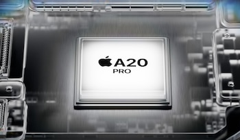 Un procesador cuadrado con el logotipo de Apple y la inscripción A20 PRO sobre una superficie metálica y componentes electrónicos