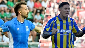 Dos jugadores de fútbol con camisetas de diferentes equipos, uno azul claro y otro a rayas amarillas y azules, posan para la cámara en un estadio