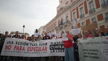 Colectivos sociales protestan contra la nueva Ley del Suelo de Ayuso y reclaman un proceso de participación ciudadana