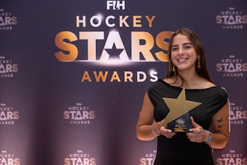 Zoé Díaz recibió el premio a la mejor promesa sub 21 del mundo (@fihockey)